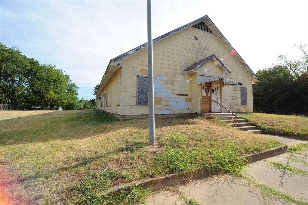 631 E Woodard Street Property Photo 1