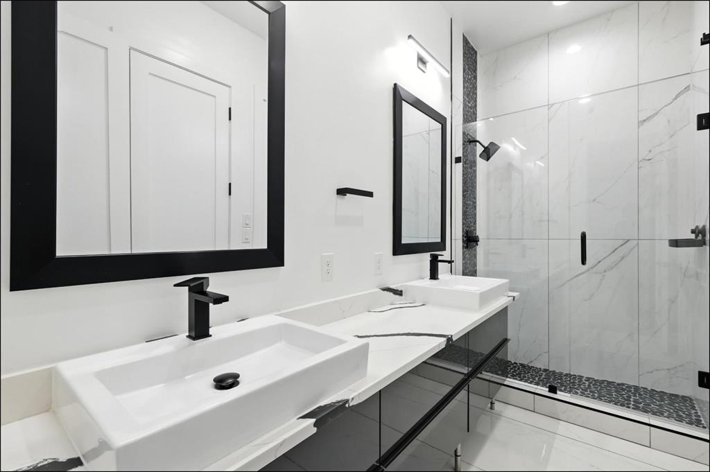3523 N Versailles Avenue Property Photo 9