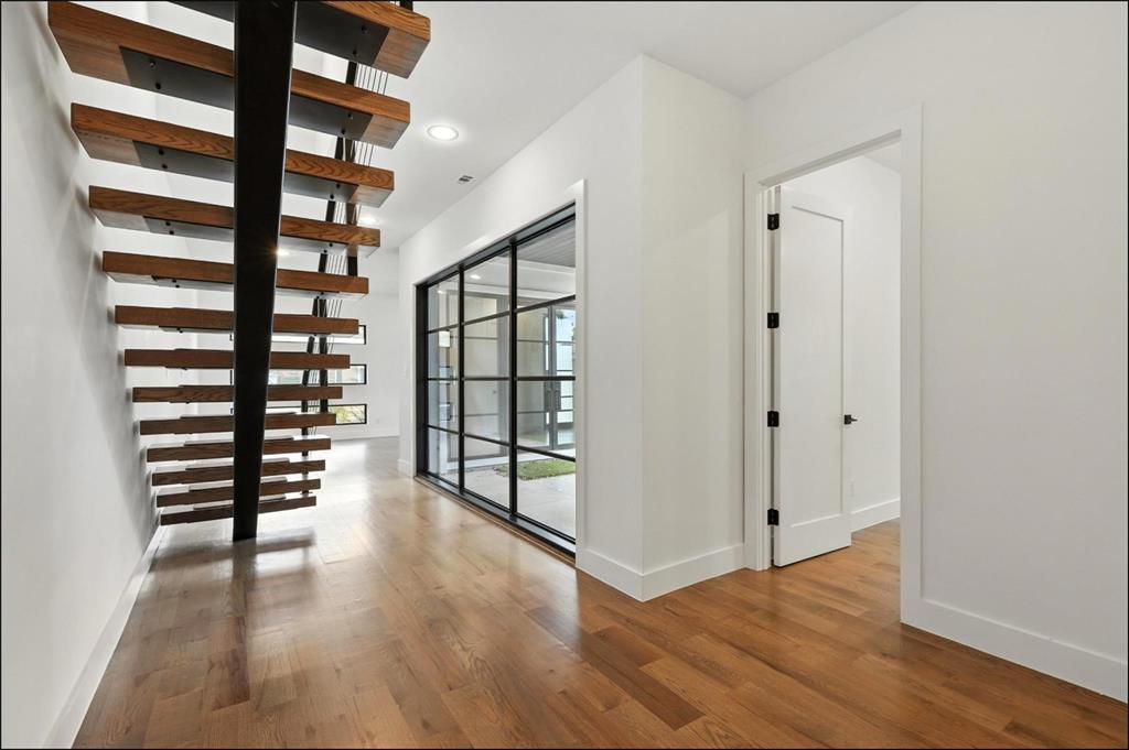 3523 N Versailles Avenue Property Photo 11
