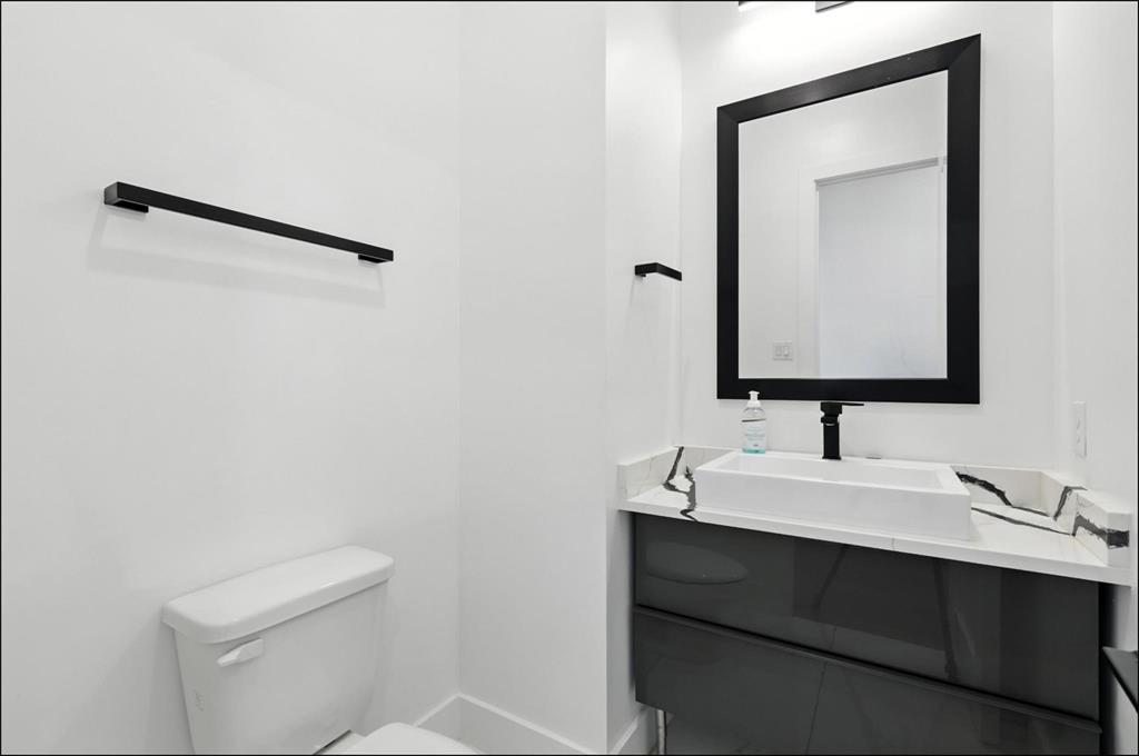 3523 N Versailles Avenue Property Photo 16