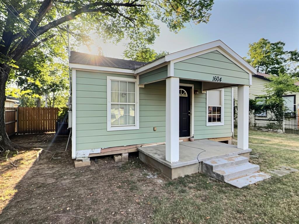 1604 S Edgewood Terrace Property Photo 1