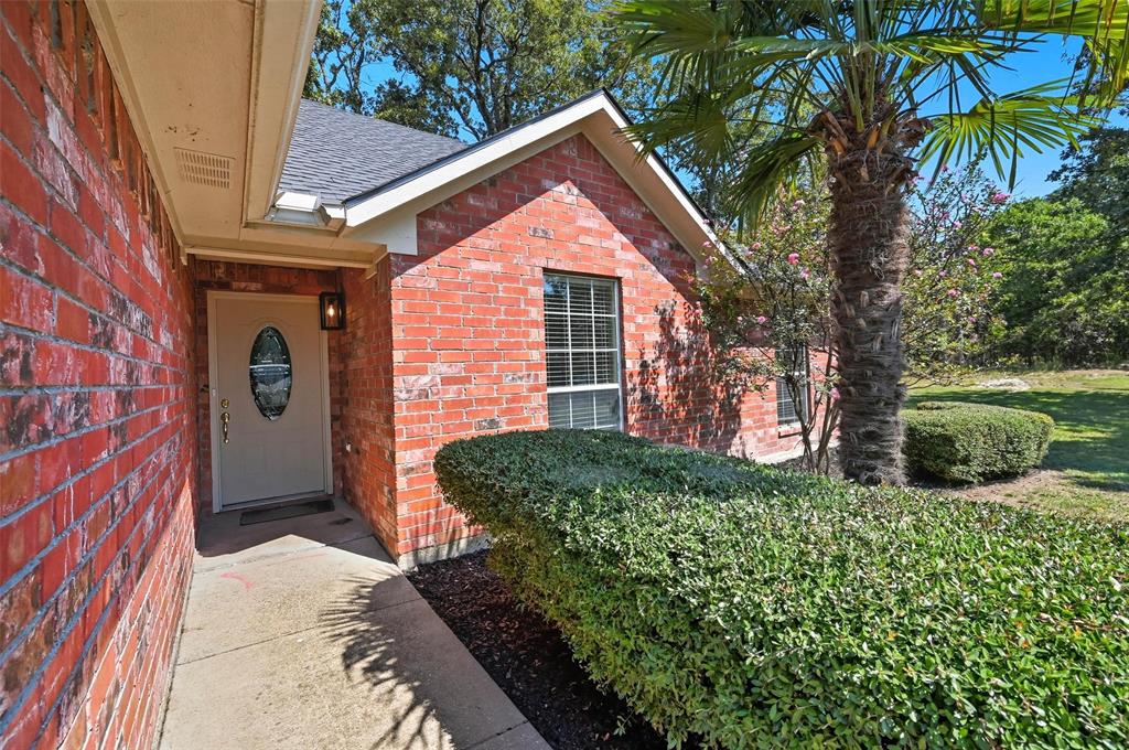332 Comanche Trail Property Photo 4