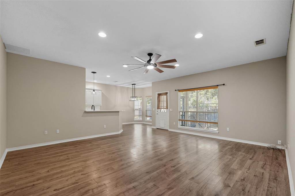 332 Comanche Trail Property Photo 8