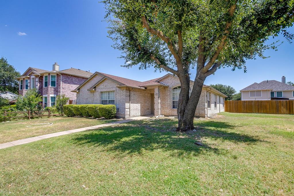 924 Thistle Circle Property Photo 3