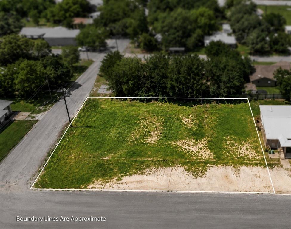 811 W Oak Property Photo 2
