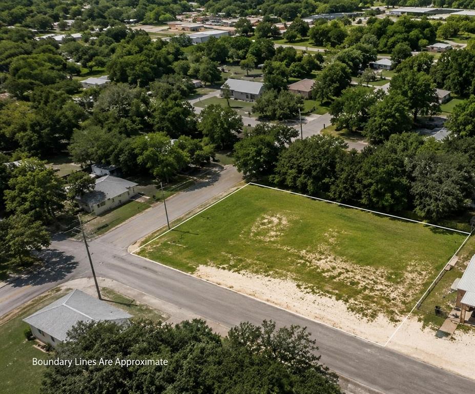 811 W Oak Property Photo 3