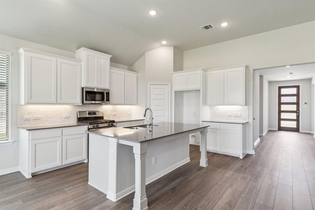 724 Metallic Tree Lane Property Photo 4
