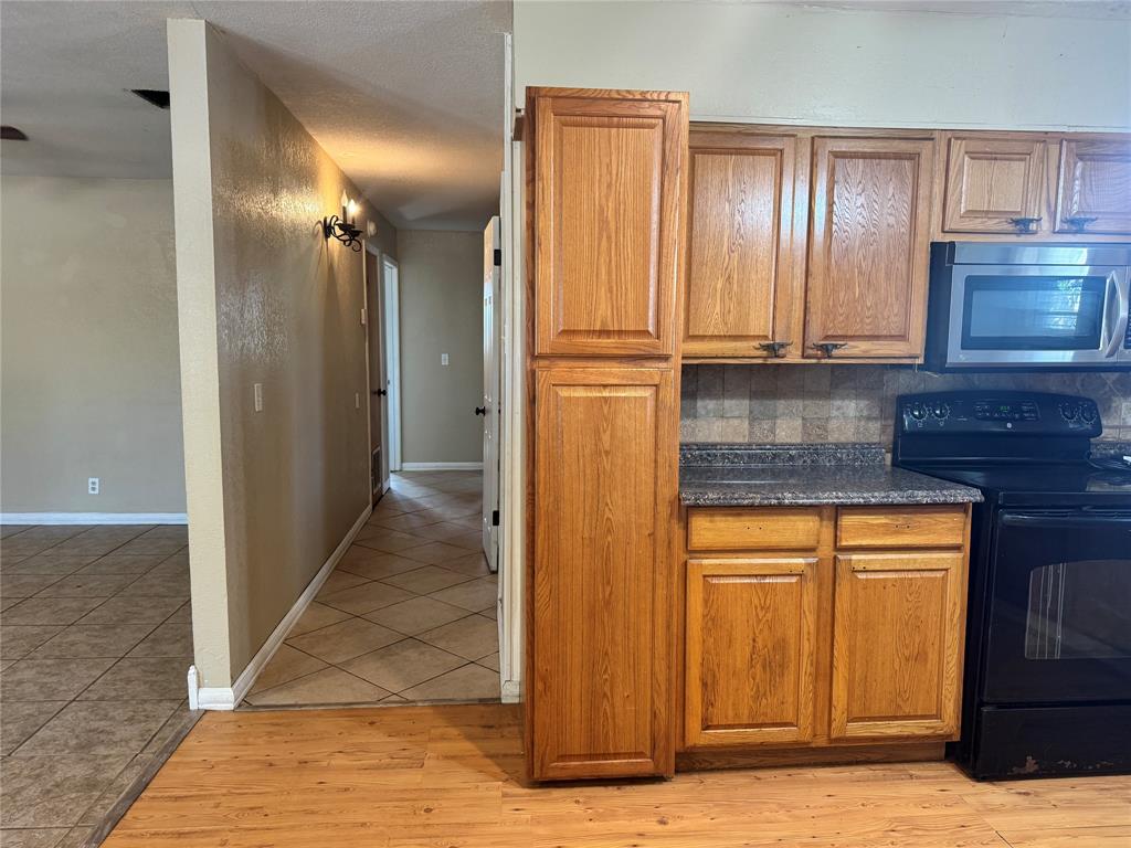 6904 Clover Leaf Drive Property Photo 4