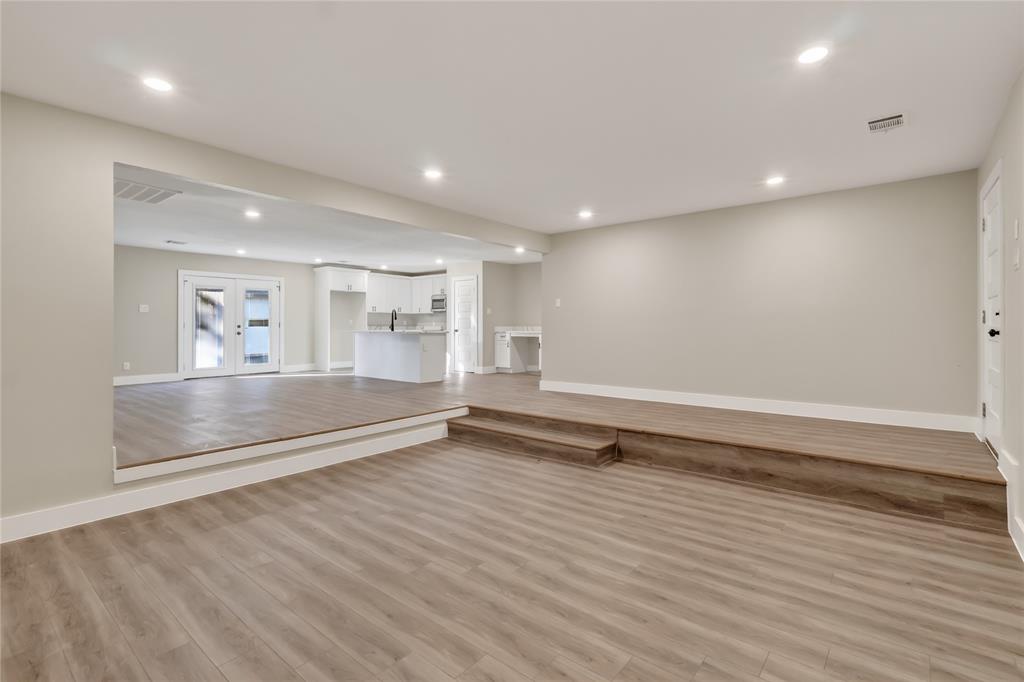 209 W 9th Street Property Photo 4