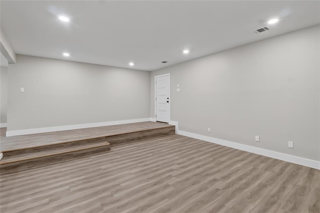 209 W 9th Street Property Photo 5