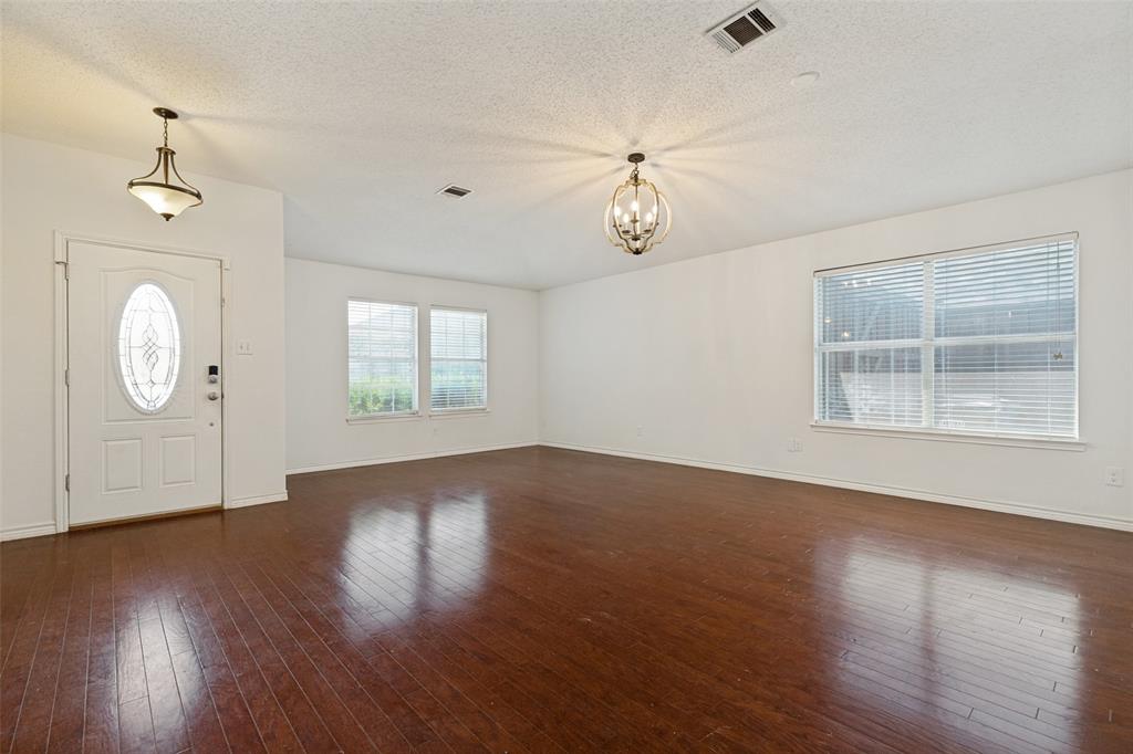 905 Larkspur Drive Property Photo 3