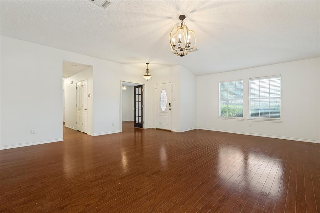 905 Larkspur Drive Property Photo 4