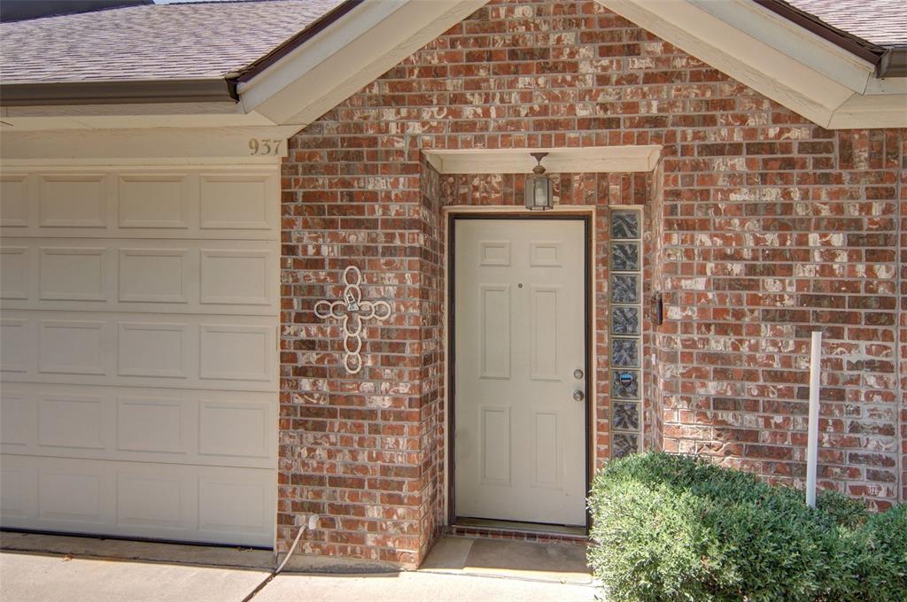 937 Heather Court Property Photo 4