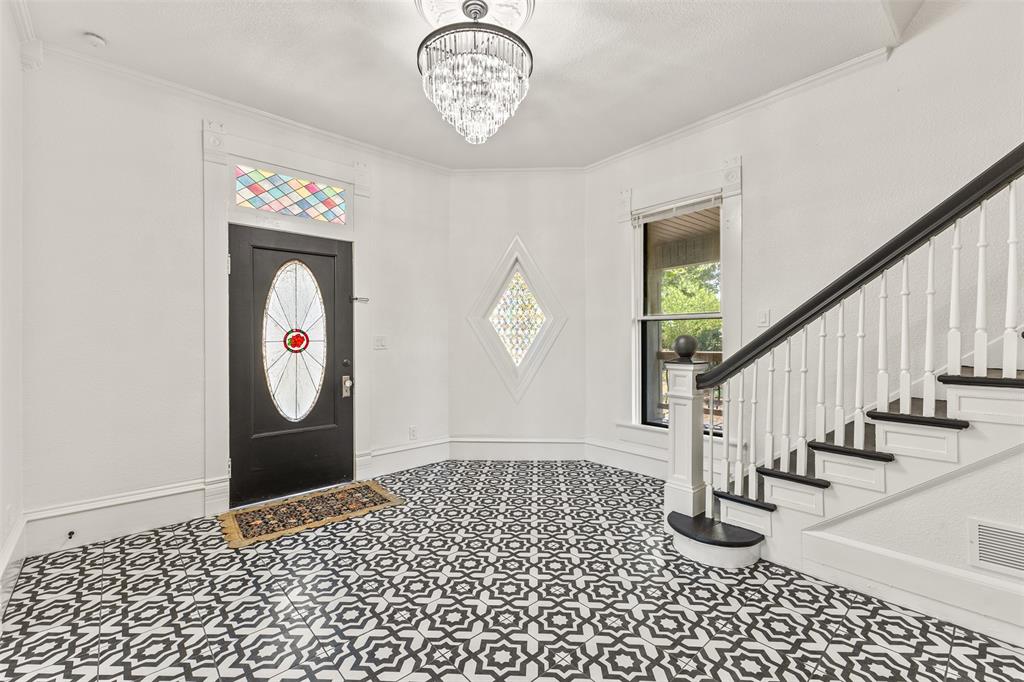 1005 N Trinity Street Property Photo 4