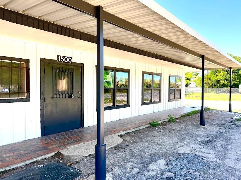 1500 S Oak Avenue Property Photo 1