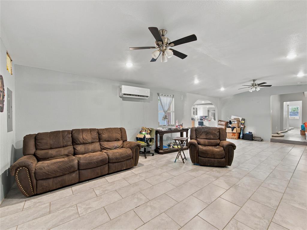 402 County Road 3422 Property Photo 11