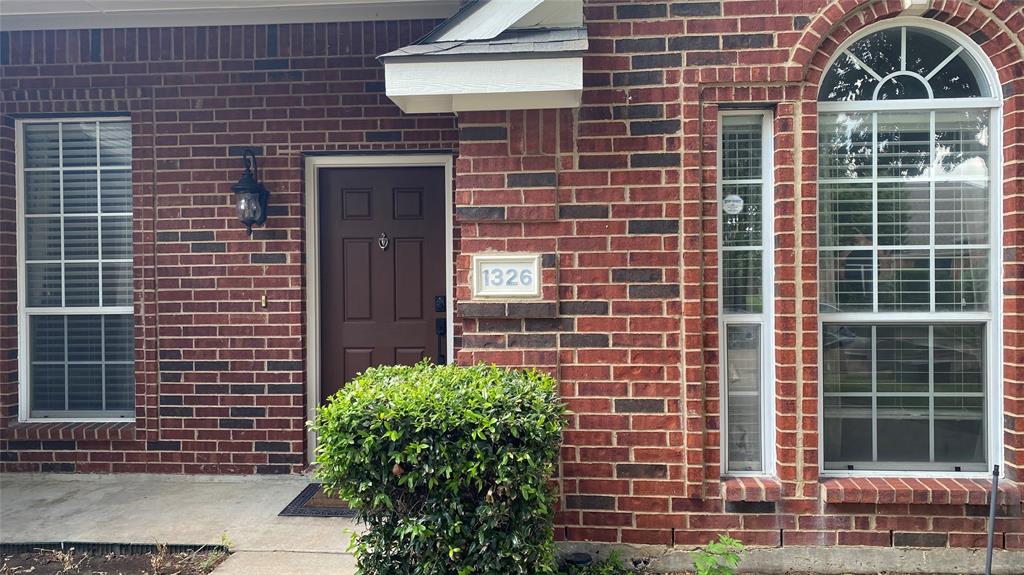1326 Kingsley Court Property Photo 2