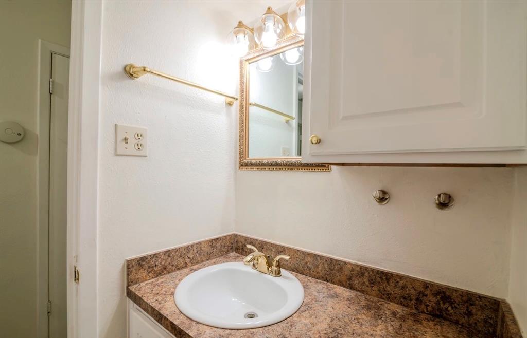 8017 Woodhue Road Property Photo 12
