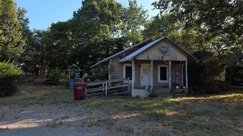 208 E Austin Property Photo 1