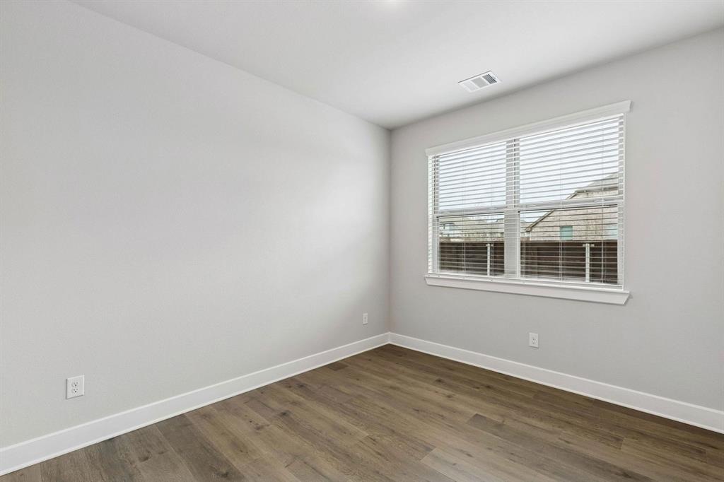 3921 Lakefield Drive Property Photo 3