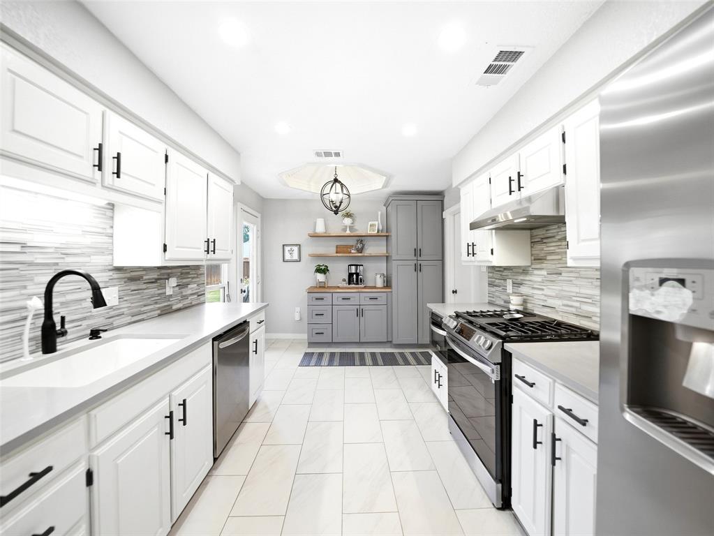 2136 Goldfinch Drive Property Photo 1