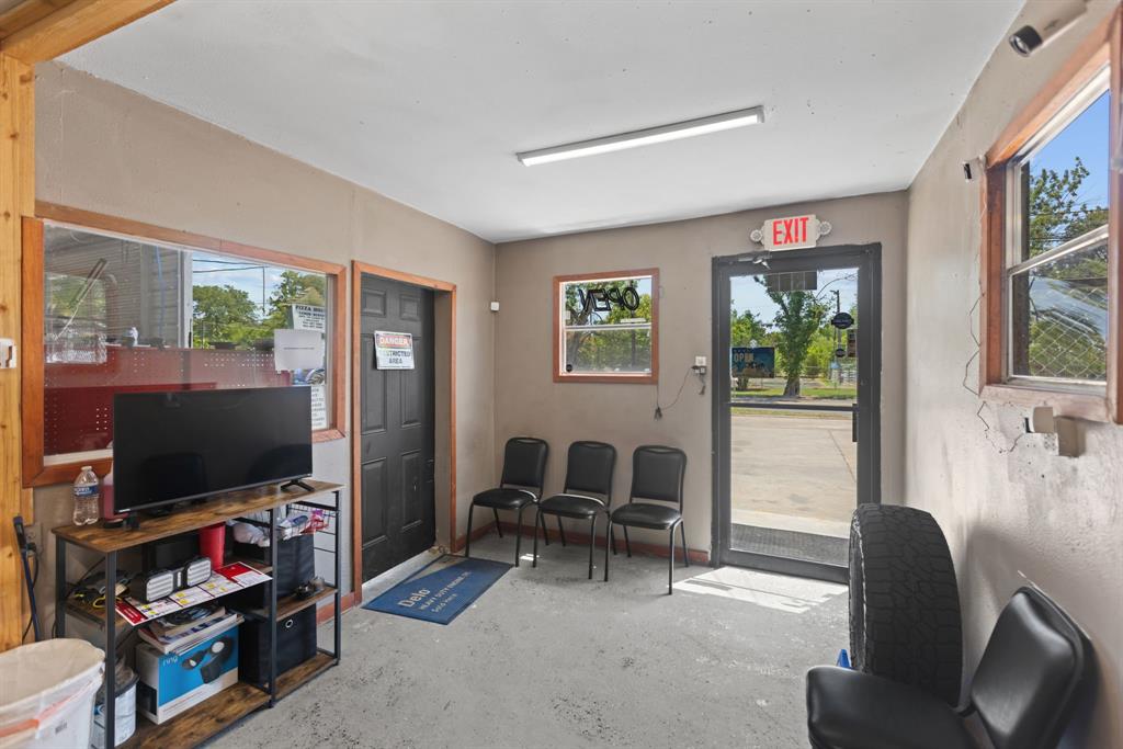 1305 W Main Street Property Photo 6