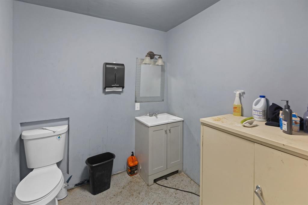 1305 W Main Street Property Photo 12