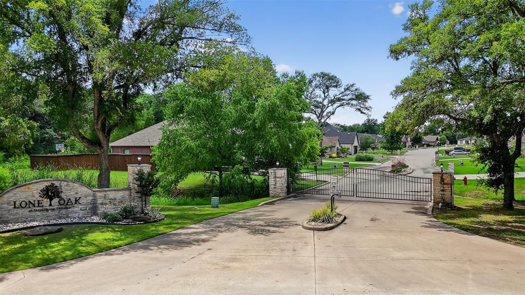 38 Lone Oak Boulevard Property Photo 1