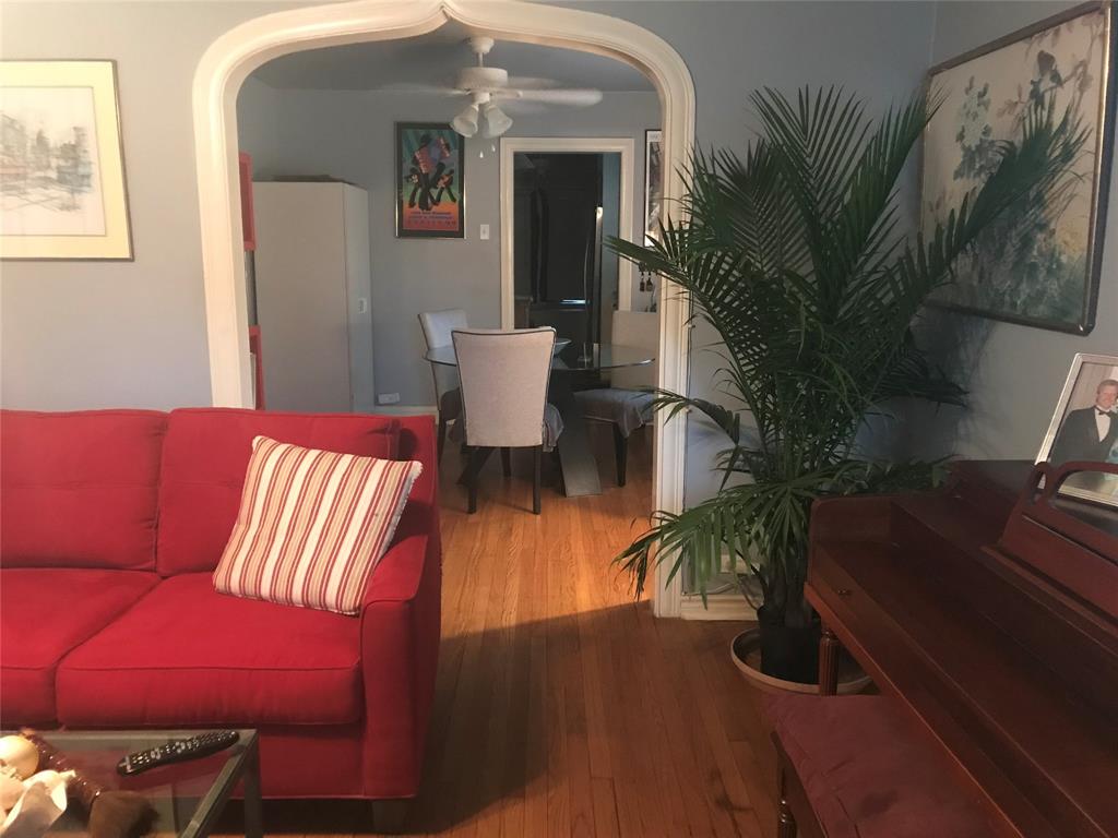 2546 Gladstone Drive Property Photo 2