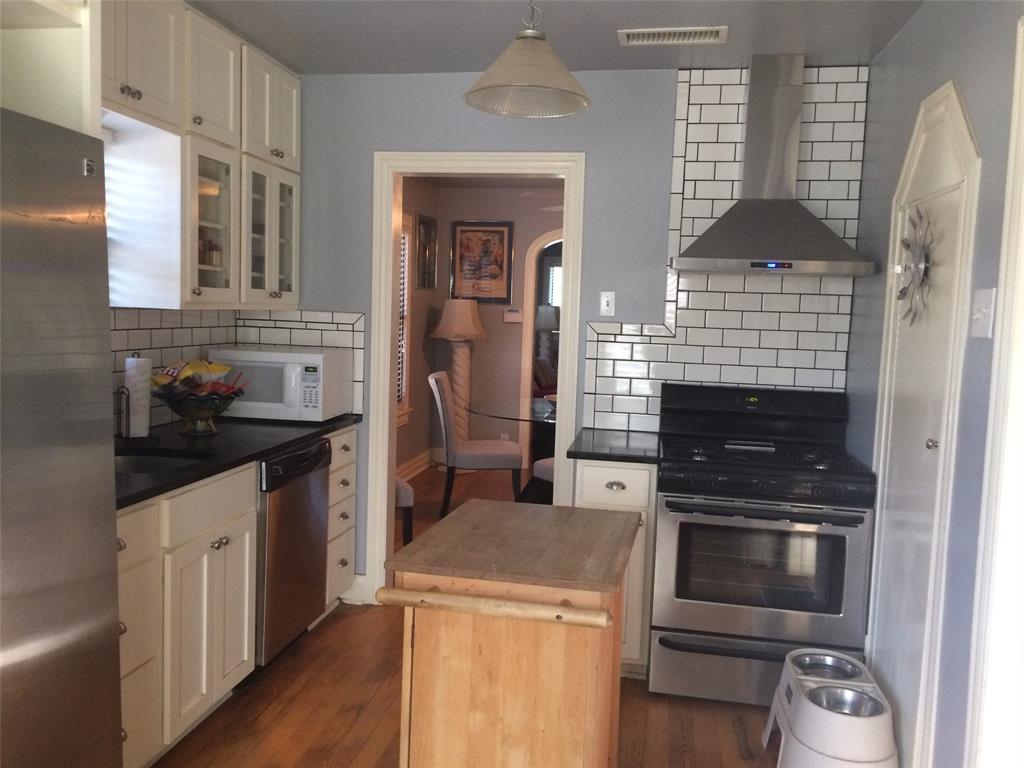 2546 Gladstone Drive Property Photo 4