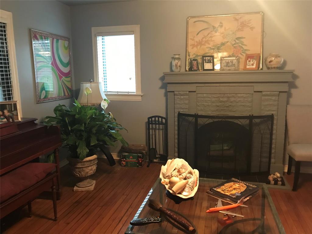 2546 Gladstone Drive Property Photo 6