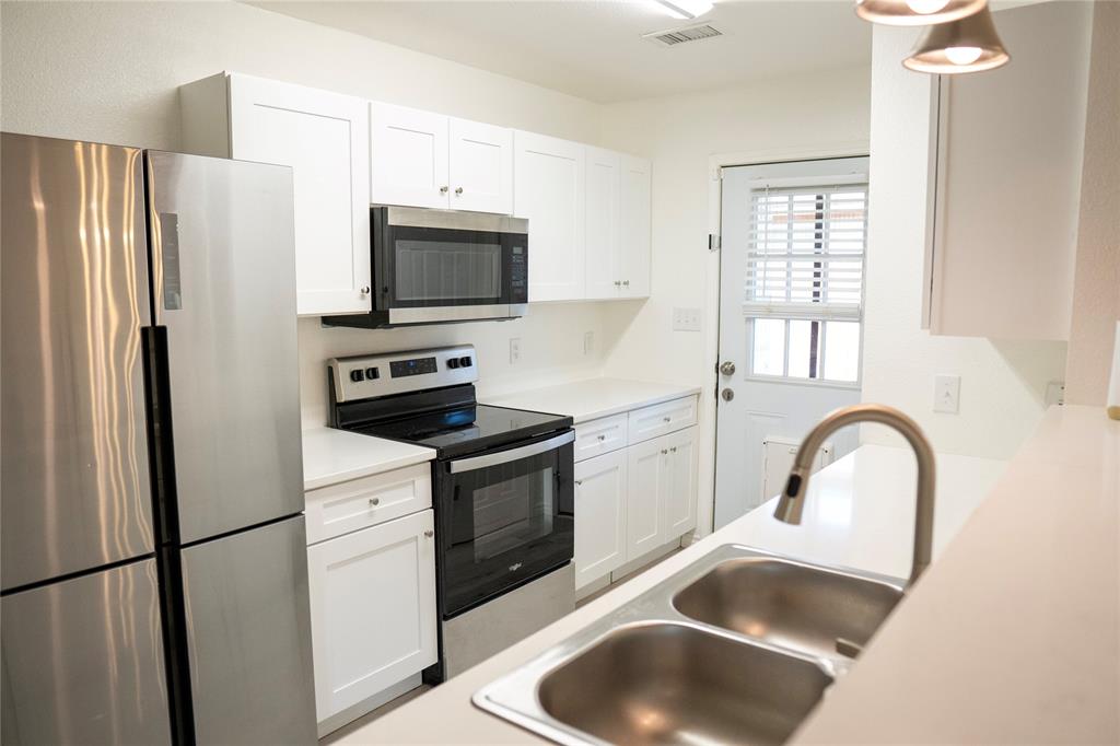 300 S Cottonbelt Avenue 3a Property Photo 3