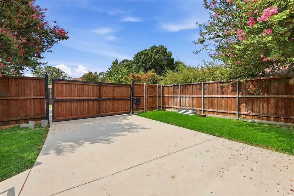 1100 Yorkshire Drive Property Photo 35