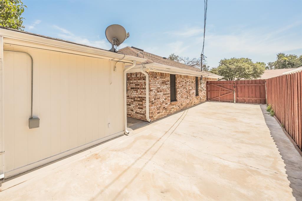 8429 Stephanie Drive Property Photo 3