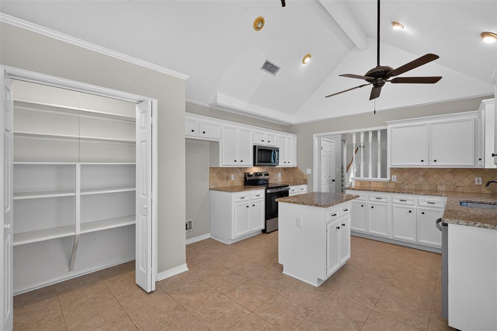 544 Honeygold Drive Property Photo 7