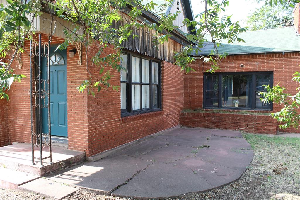 400 E Main Street Property Photo 6