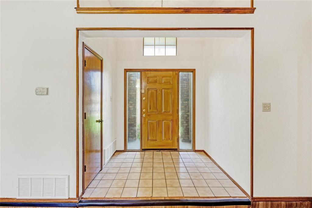 810 Castleview Drive Property Photo 3