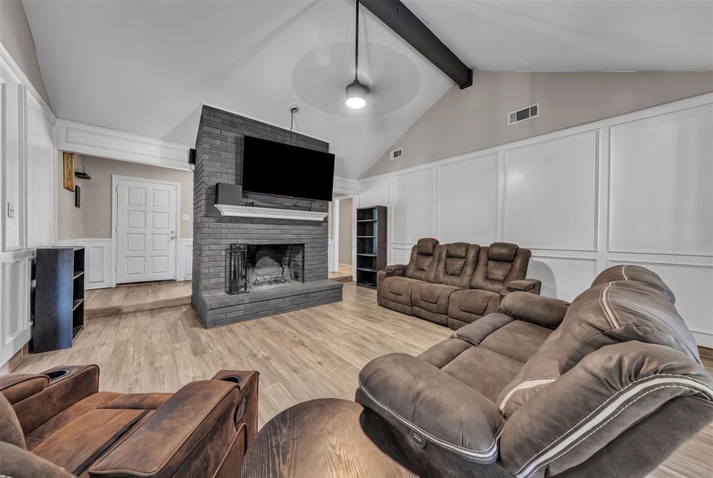 3813 Lynbrook Lane Property Photo 4