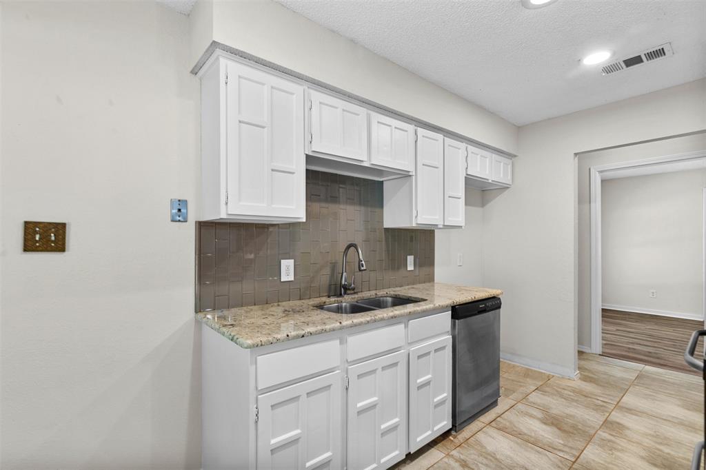 5001 Darrow Lane Property Photo 11