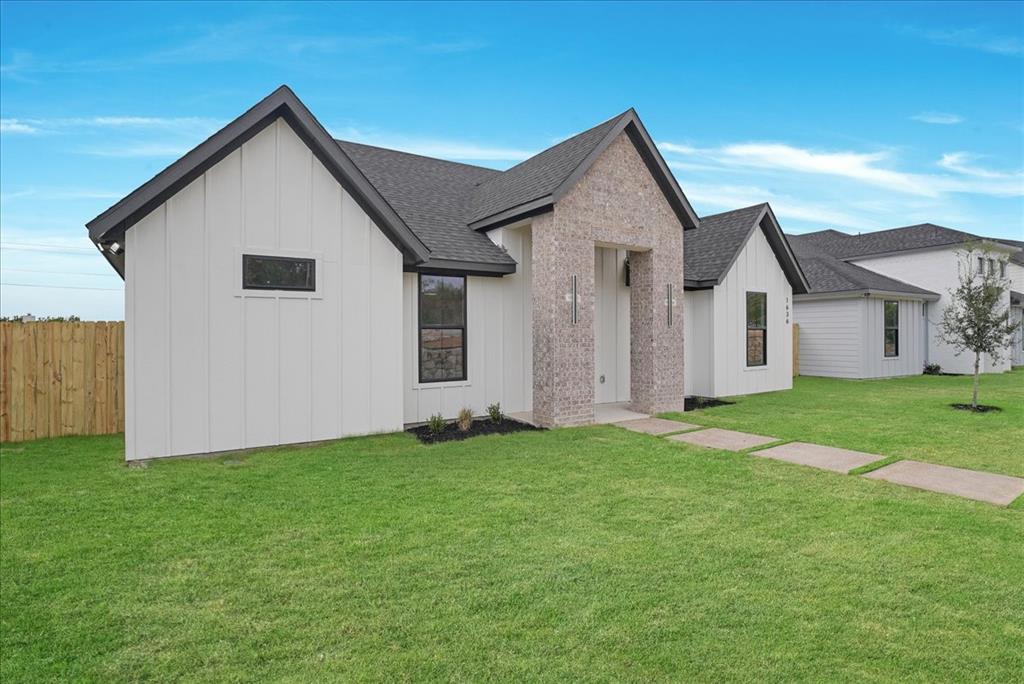 1636 W Wintergreen Road Property Photo 3