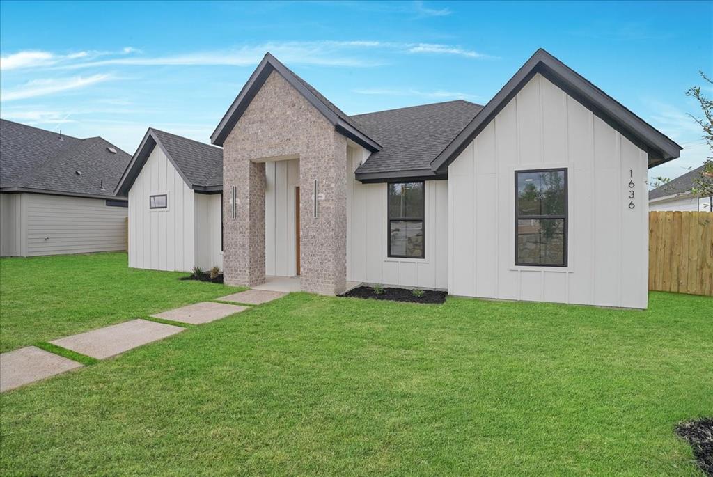 1636 W Wintergreen Road Property Photo 4