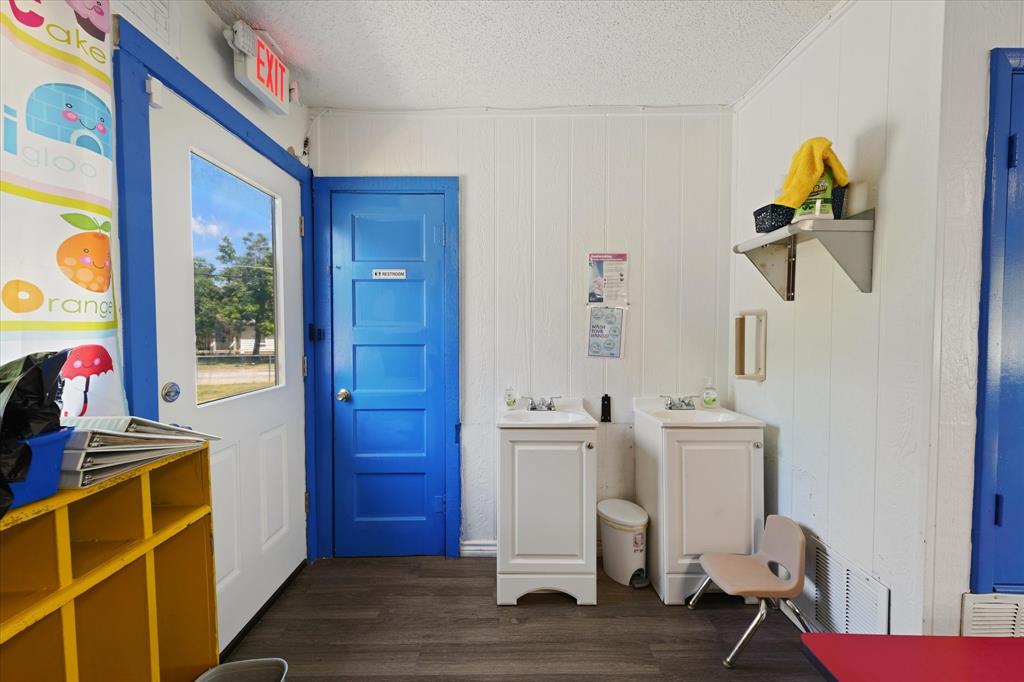 652 Meadow Park Drive Property Photo 16
