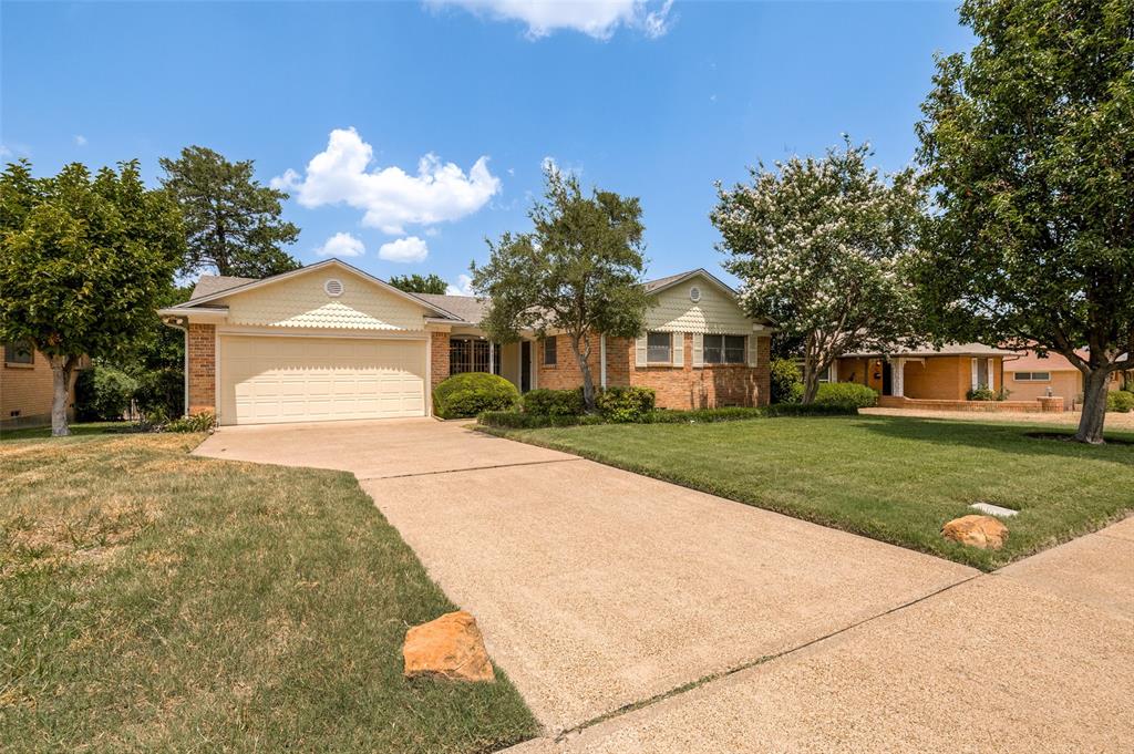 827 Oak Forest Drive Property Photo 2