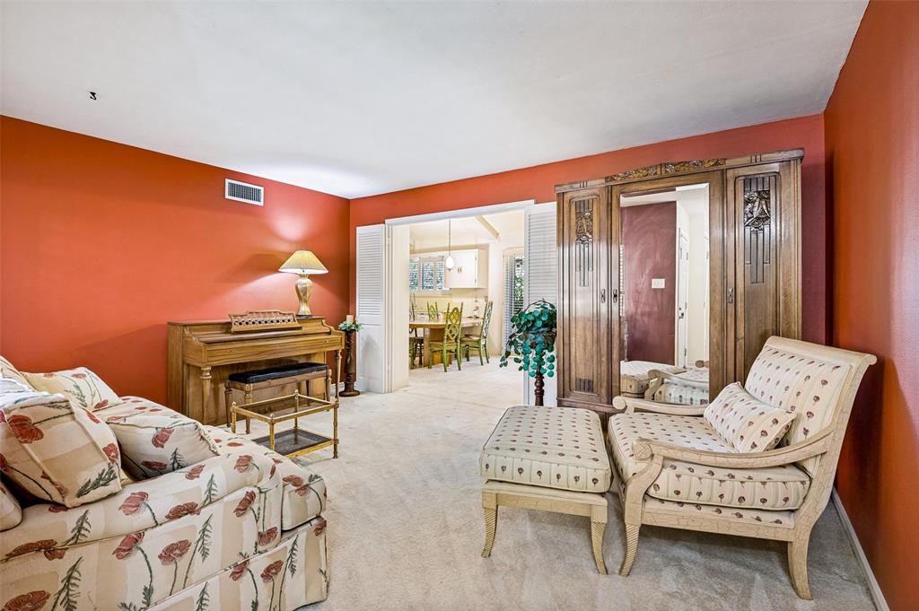 827 Oak Forest Drive Property Photo 4