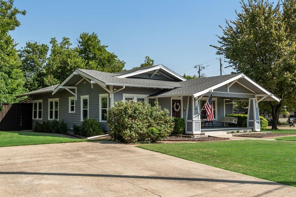 515 S Bois D Arc Street Property Photo 3