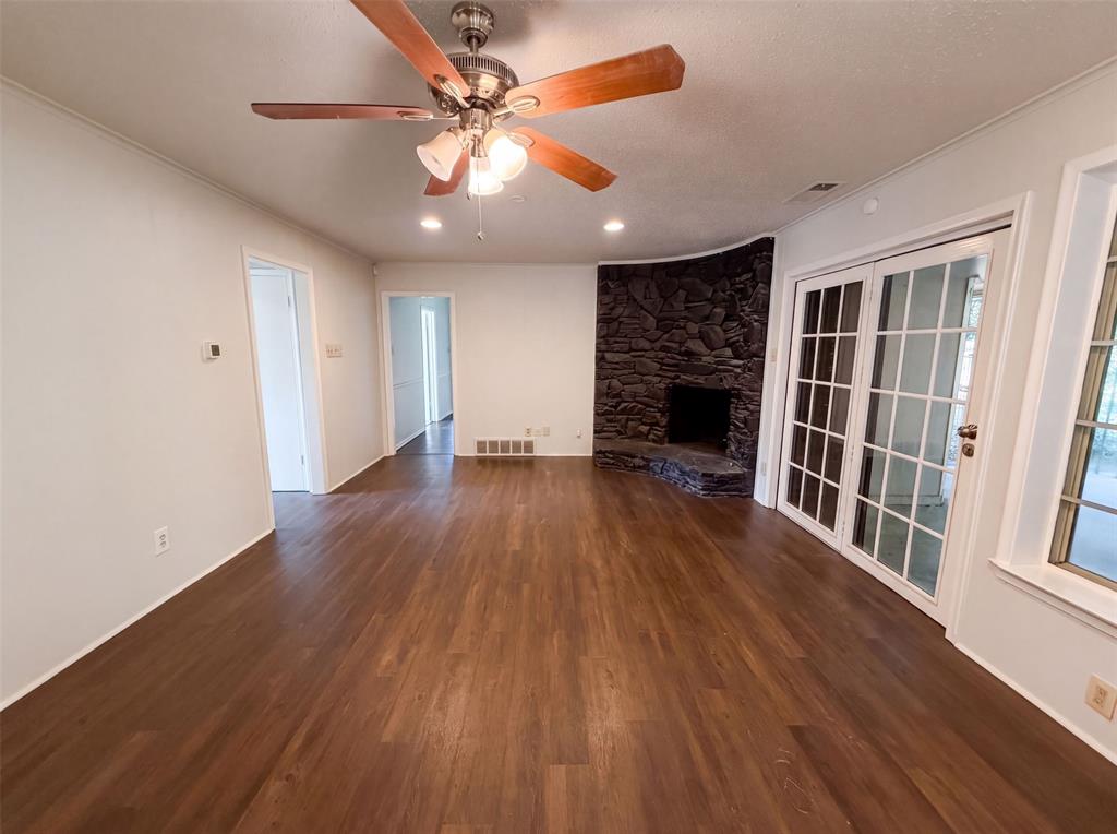 821 Glen Oaks Boulevard Property Photo 3