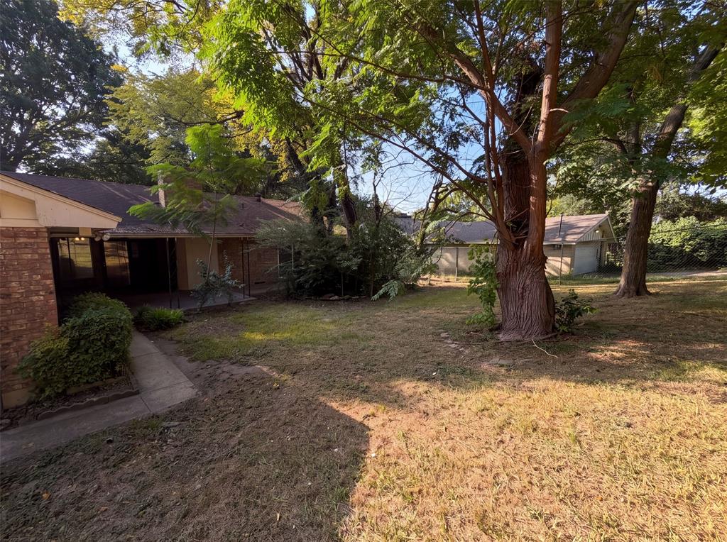 821 Glen Oaks Boulevard Property Photo 5
