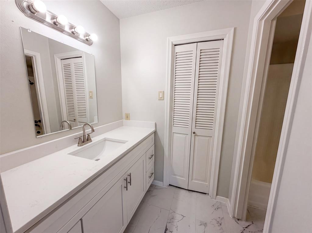821 Glen Oaks Boulevard Property Photo 17
