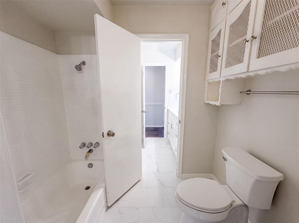821 Glen Oaks Boulevard Property Photo 18