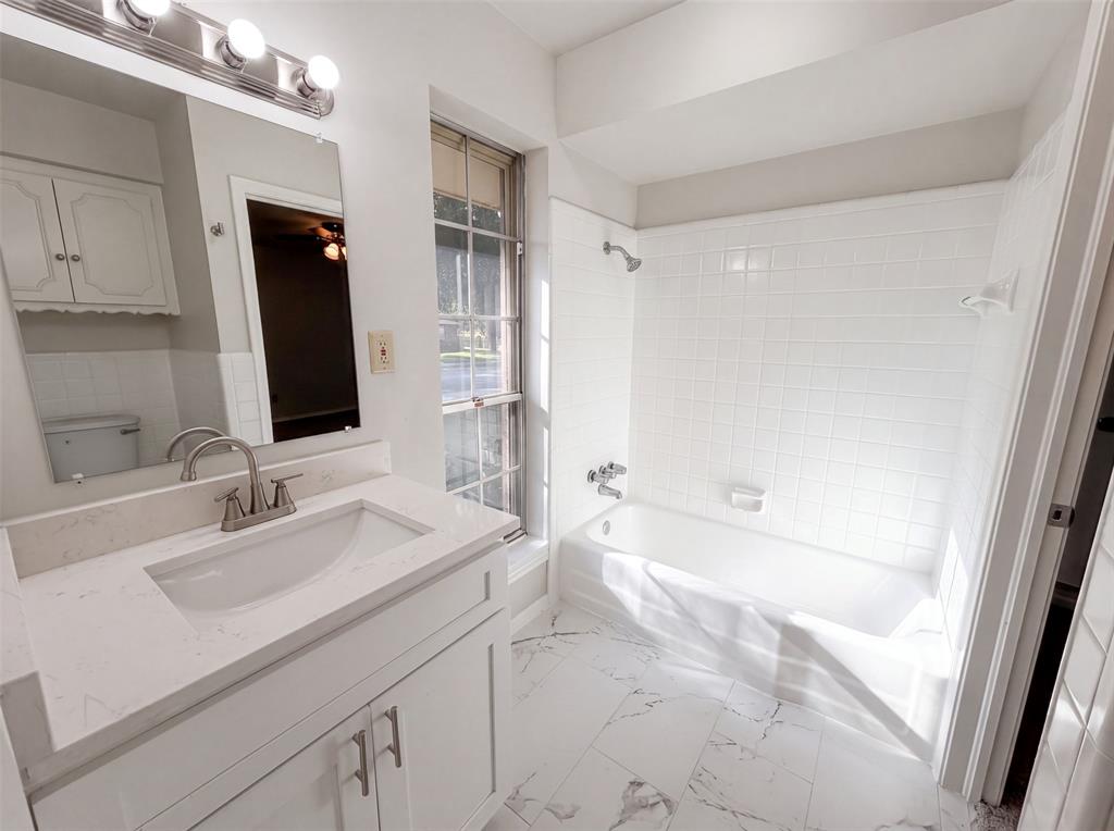 821 Glen Oaks Boulevard Property Photo 20